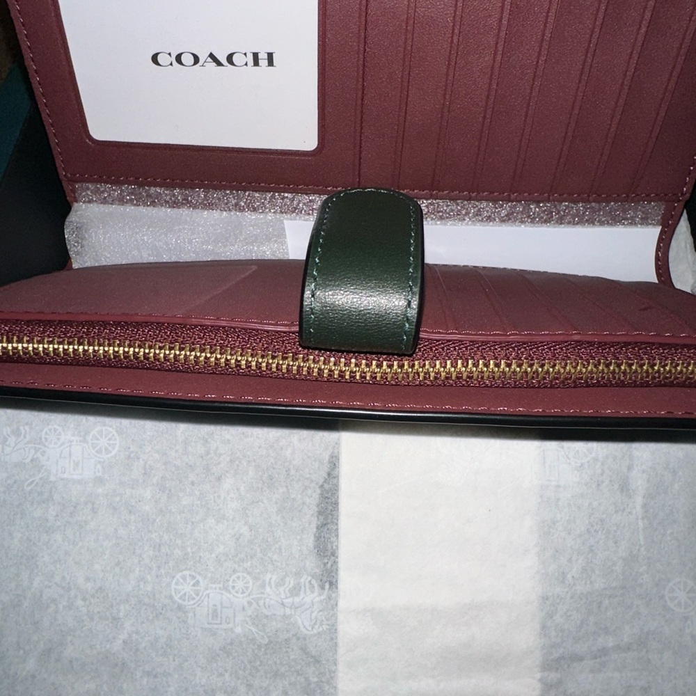 Coach New York black wallet with Gift Box. Iconic coach logo. - Picture 6 of 10